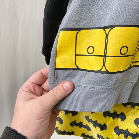 Boys Size 4 to 5 Batman Hoodie With Cape DC Comics Grey and Yellow Long Sleeve - Picture 3 of 11